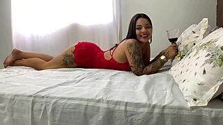 De lingerie vermelhinha com buceta cheia de leite pronto pra lamber