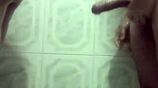 La perra de mi prima me invita a un motel a tener sexo hardcore en el baño, pero me equivoqué de habitación