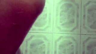 La perra de mi prima me invita a un motel a tener sexo hardcore en el baño, pero me equivoqué de habitación