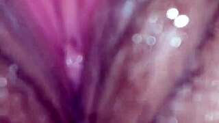 रूबी की भाप भरी शावर चैट गर्म हो जाती है