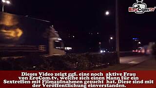 Deutsche Blonde Mit Brille Und Nylons Wird Auf Der Straße Abgeschleppt