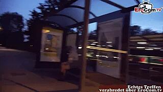 Deutsche Blonde Mit Brille Und Nylons Wird Auf Der Straße Abgeschleppt