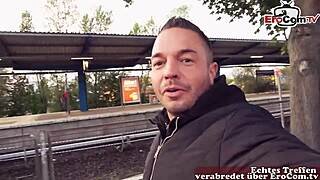 Deutsche Blonde Mit Brille Und Nylons Wird Auf Der Straße Abgeschleppt