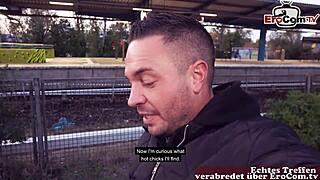 Deutsche Blonde Mit Brille Und Nylons Wird Auf Der Straße Abgeschleppt