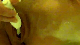 Watch Elsa Jean pleasure herself in the bath – isn't she irresistible?