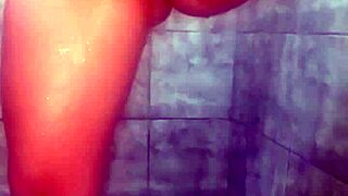 Young neighbor sends bath video