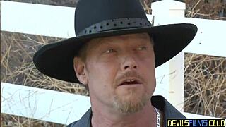 गोल गांड वाली काली स्टेपजवान 18+ वर्जित लंड ले रही देखो