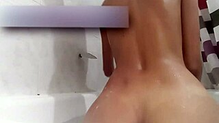 Watch this Colombian big-ass babe masturbate her ass in the bathtub? High definition anal fun!