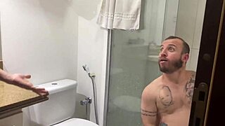 Patty Wife Pegou o Anão Pitoco no Banheiro Batendo Uma Punheta e Levou pro Quarto Completo no Sheer e Red