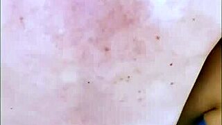 la madrastra de su amiga gemía cada vez más fuerte mientras él le chupaba el clítoris sintiendo cómo se retorcía de placer debajo de él