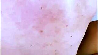 la madrastra de su amiga gemía cada vez más fuerte mientras él le chupaba el clítoris sintiendo cómo se retorcía de placer debajo de él