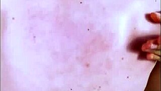 la madrastra de su amiga gemía cada vez más fuerte mientras él le chupaba el clítoris sintiendo cómo se retorcía de placer debajo de él