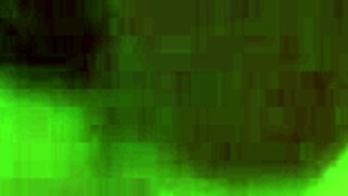 Ella se toca mientras su roomie juega en el estudio!