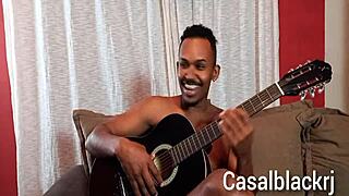 Marido grabs mulher hard in kitchen for intense action