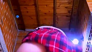 La novia tomó la iniciativa y condujo a su amado hacia un encuentro romántico en su apartamento