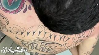 Pegou no flagra a novinha tomando banho