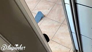 Pegou no flagra a novinha tomando banho