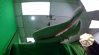 scarlett johnson shows her pink pussy in morph