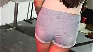 leaked vid of hot influencer flashing sexy panties to a fan! 😍