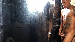 novinho comendo tia no banheiro