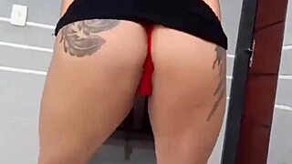 Albina e morena rabuda rebolando gostoso dançando funk de quatro peladinhas encima do meu carro e cheia de tesão