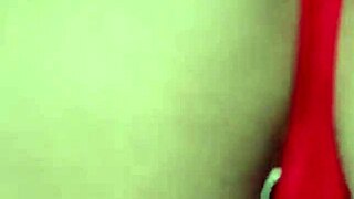 Albina e morena rabuda rebolando gostoso dançando funk de quatro peladinhas encima do meu carro e cheia de tesão