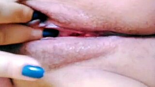 Novinha rubs her pussy until it drips.