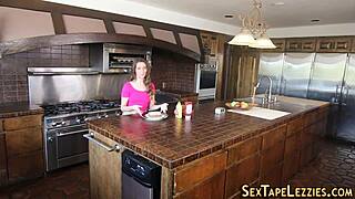 Teen Lezzie Licks Pussy