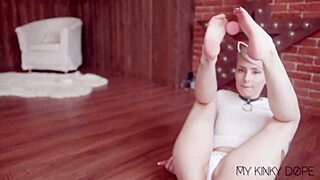 I am your sexy kitten with a buttplug, teasin' you so much.