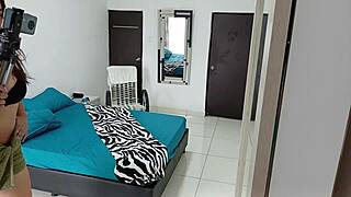 Dejo Una Camara Escondida y Descubro a Mi Esposo Follando a Mi Hijastra en Mi Habitacion.