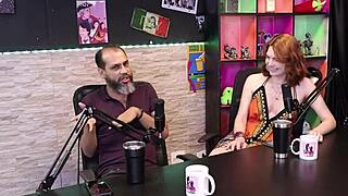 रेह क्वीन और केस्ट्रो शीयर रेड लिंगरी में ट्रेन करते हैं