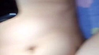 mi amante me toca mientras que le respondo un mensaje a mi esposo, tocando mi pussy latina