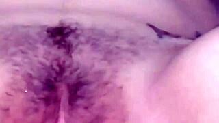 mi amante me toca mientras que le respondo un mensaje a mi esposo, tocando mi pussy latina