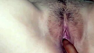 mi amante me toca mientras que le respondo un mensaje a mi esposo, tocando mi pussy latina