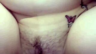 mi amante me toca mientras que le respondo un mensaje a mi esposo, tocando mi pussy latina