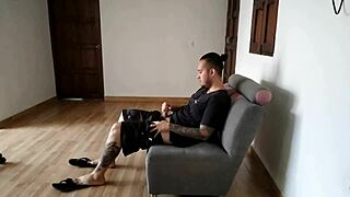 encontré a mi sobrino masturbándome cuando salía del baño.