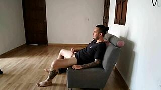 encontré a mi sobrino masturbándome cuando salía del baño.