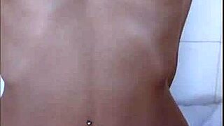 caliente hermanastra con tetas pequeñas es follada por una gran verga 😏