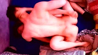 यंग 18+ लैटिन जोड़ा टॉप व्यू में लवमेकिंग चुदाई