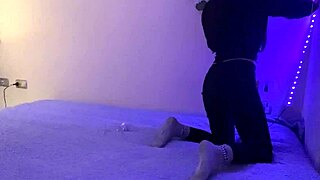 Wow, Tattooed Woman with Big Ass Fingers Herself on Bed!