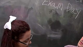 रेडहेड स्टेपटीं 18+ क्लासरूम पीओवी में स्नीकी हैंडजॉब देती है