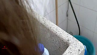 aprovecho que la caliente de mi hermanastra esta distraída lavando ropa para pegarle una buena follada con mi enorme polla parte2