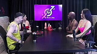 gostosa se exibe na mesa e ganha chupada 😈