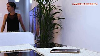 मैं कॉर्नर स्टोर के डिलीवरी गाय को चूसना प्यार करती हूं