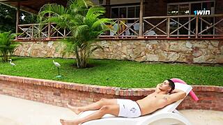 vecina puta folla hombre casado tomando sol en piscina, sara blonde