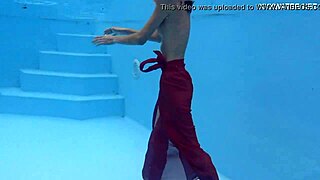 पेटाइट हर्मियोन गैंगर ने पूल में टाइट चूत नेचुरल चूचियां दिखाईं