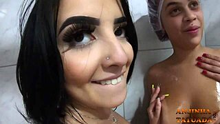 tomando banho com minha amiga duda pimentinha