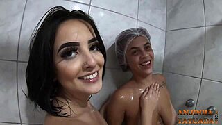 tomando banho com minha amiga duda pimentinha