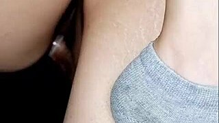 la hermanita de mi amigo monta como pro y traga semen! 😲