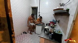 fudendo na cozinha com minha enteada in tight anal action